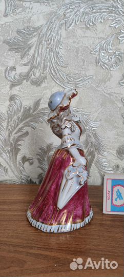Фарфоровая статуэтка 