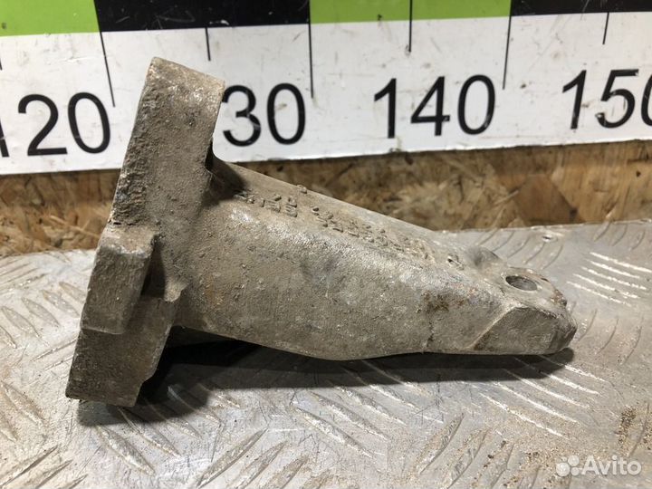 Кронштейн двигателя E 124