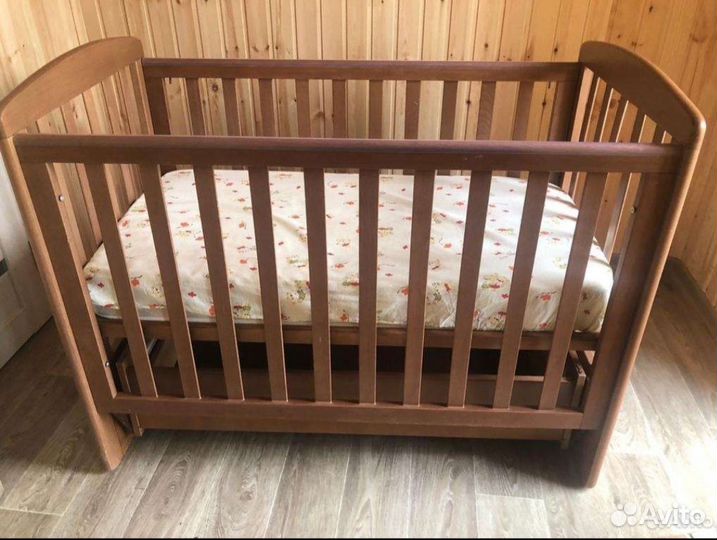 Детская кроватка с маятником и ящиком