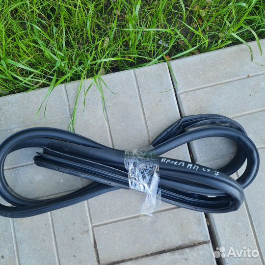 Уплотнитель дверного проема перед прав Mazda CX-7