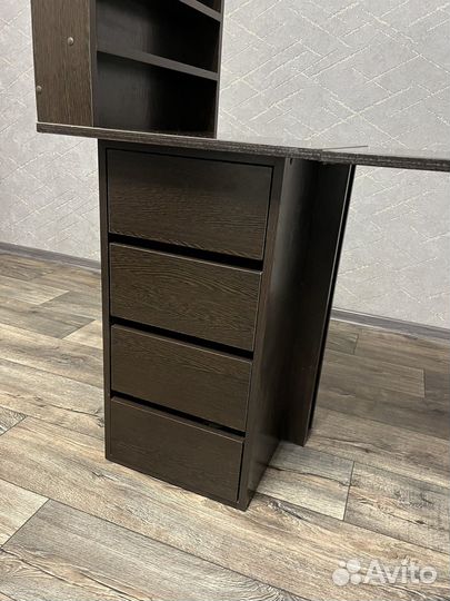 Маникюрный стол