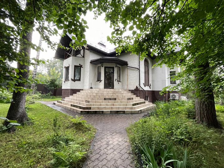 Дом 390 м² на участке 10 сот.