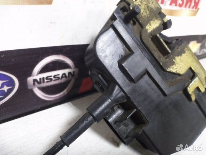 Замок двери задний левый Nissan Primera P12