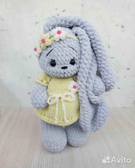 Вязаная игрушка зайка