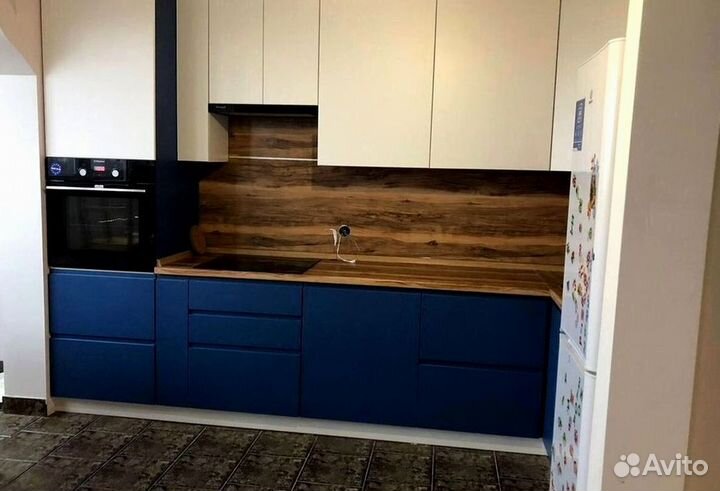 Уютный кухонный гарнитур в современном стиле