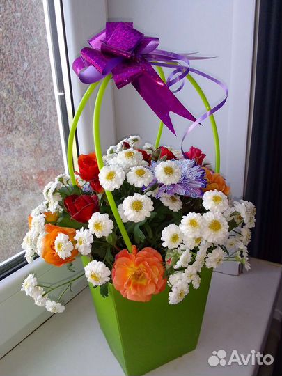 Цветы живые в корзине