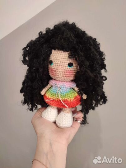 Кукла ручной работы с кудрявыми волосами