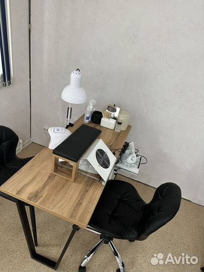 Место мастера маникюра и бровиста