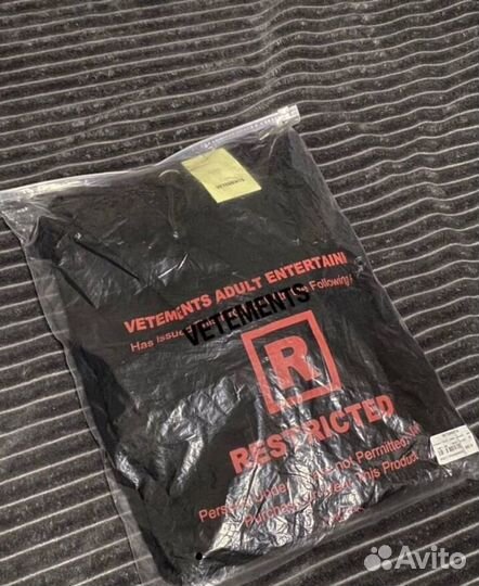 Vetements худи restricted на руках