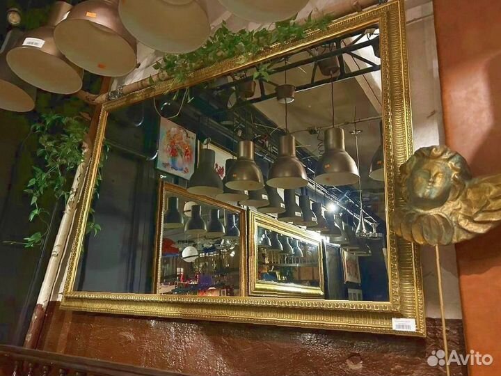 Большое зеркало в багетной раме