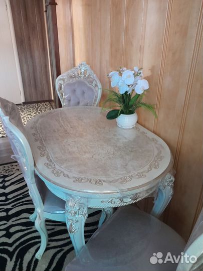 Кухонный стол и стулья