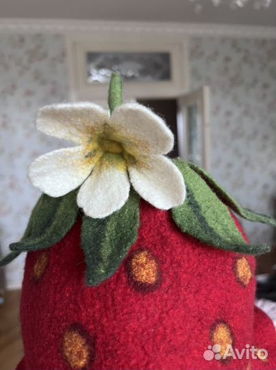 Шапочка-клубничка войлок ручная работа