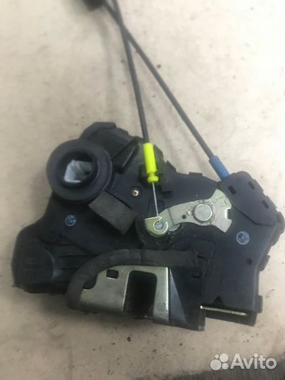 Замок двери передний левый Toyota Avensis ADT250