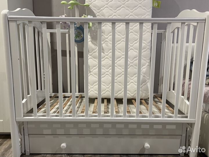 Детская кроватка с маятником