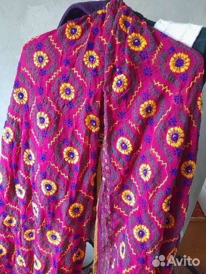 Палантин вышитый