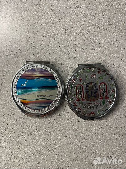 Очки, брошь и зеркальца