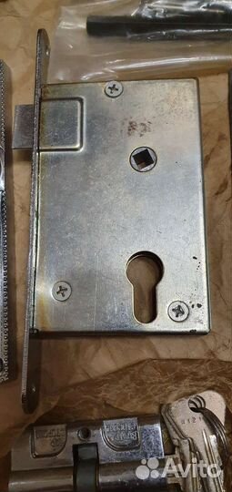 Замок дверной с ручками