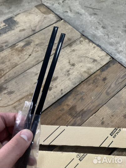 Декоративно-защитный элемент автомобильной двери