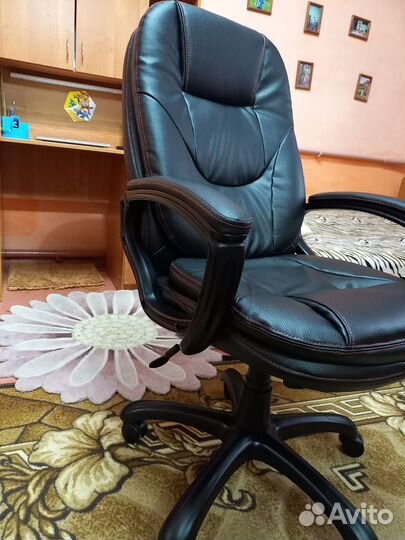 Офисное кресло
