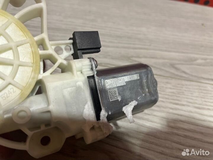 Моторчик стеклоподъемника задний левый