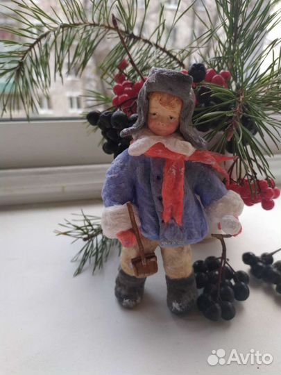 Мальчик с лопаткой