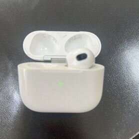 Кейс и правый наушник airpods 2