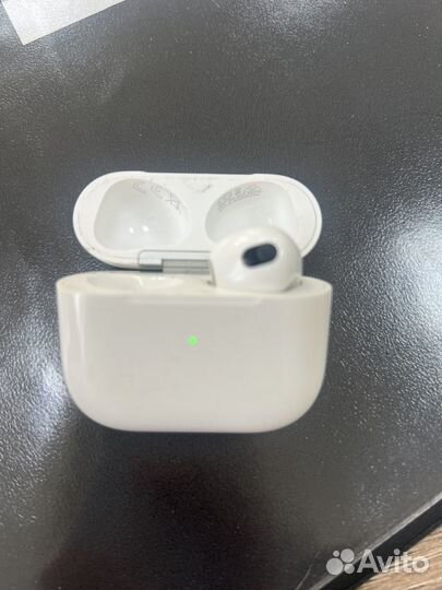 Кейс и правый наушник airpods 2