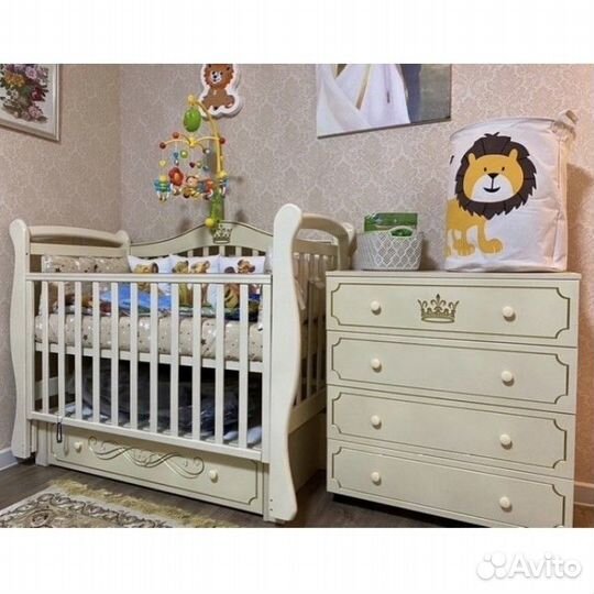 Кроватка и комод для малыша с короной