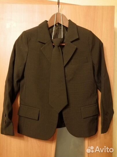 Школьный пиджак и галстук