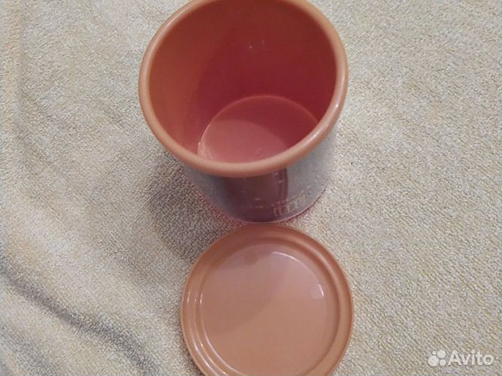 Кружка с крышкой пластмассовая новая Дева