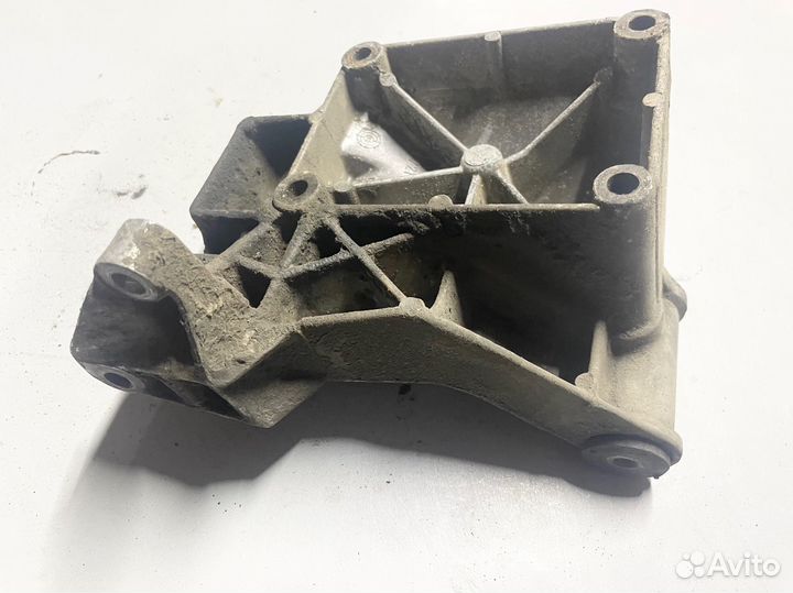 Кронштейн генератора BMW 3 E36