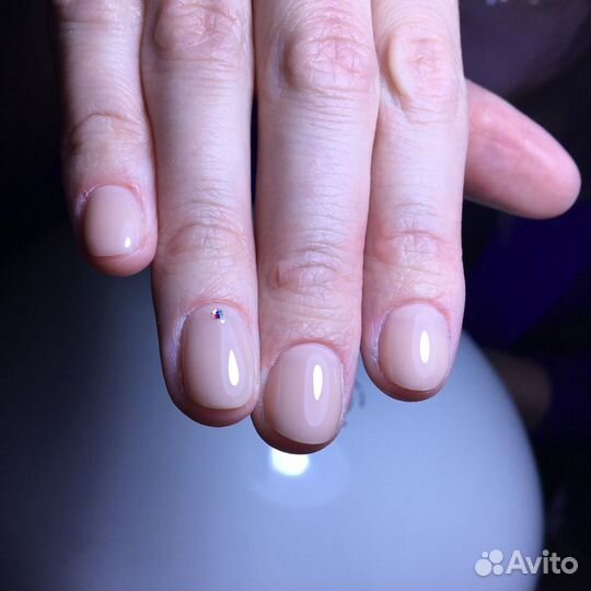 Маникюр с покрытием лаком