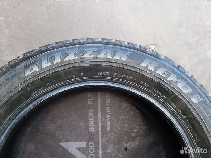 Bridgestone Blizzak Revo1 215/60 R17