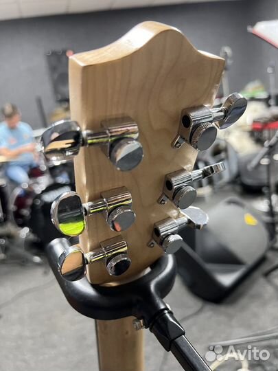 Полуакустическая гитара