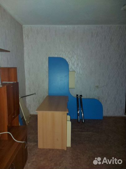 Компьютерный стол с тумбой м стелажем