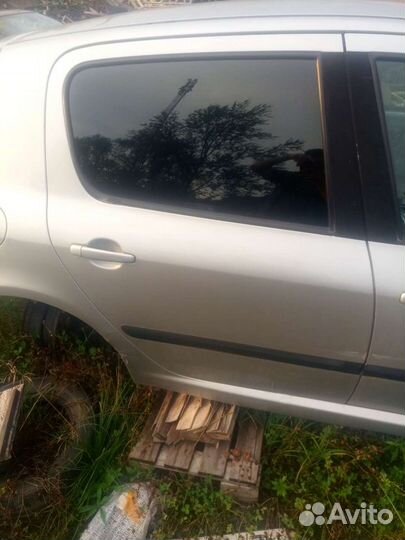 Дверь Пежо 307