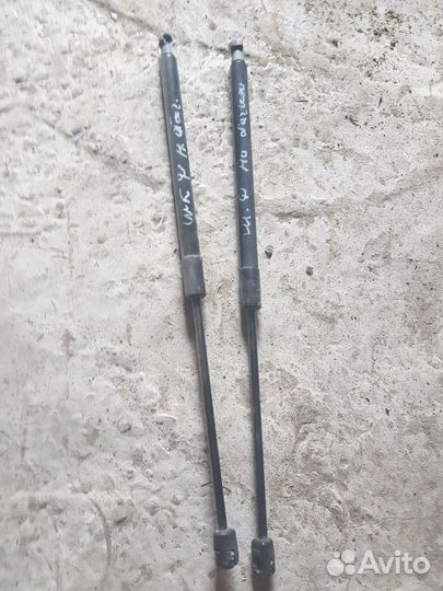 Амортизатор крышки багажника на Skoda Fabia