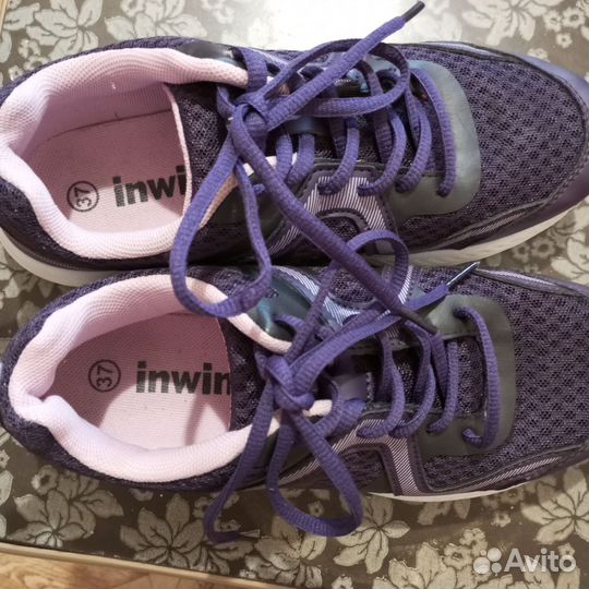 Кроссовки женские