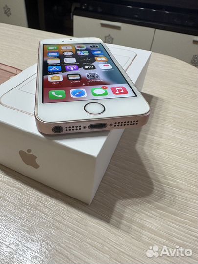 Телефон iPhone SE