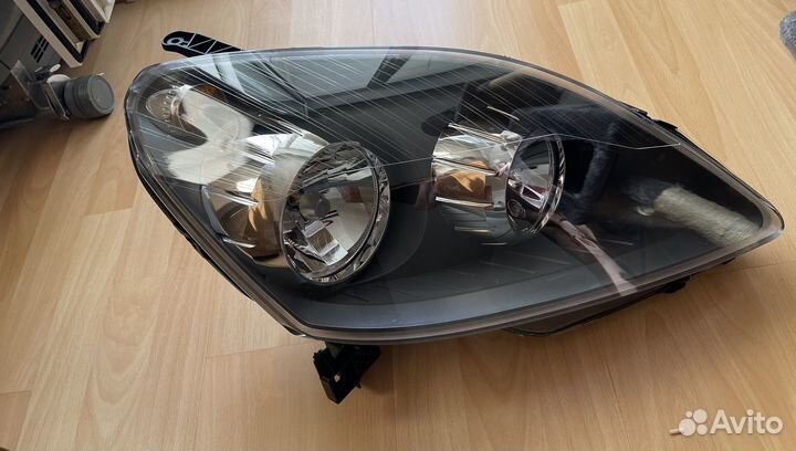 Фара правая Opel Zafira B. Новая