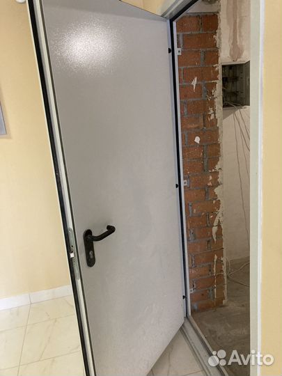 Дверь входная металлическая от застройщика