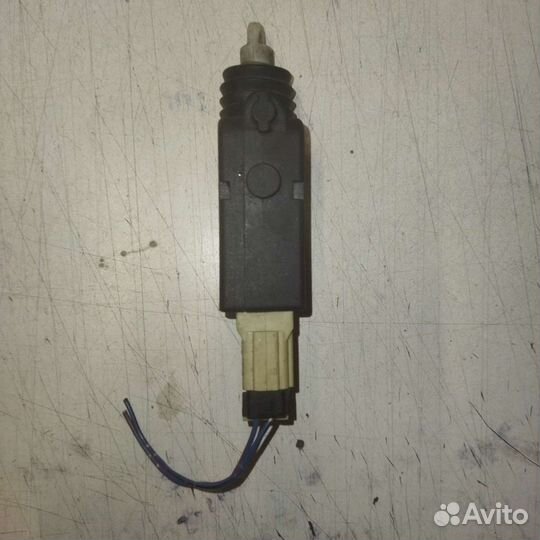 Активатор замка багажника Toyota Avensis 1