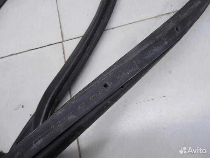 Уплотнитель двери Mohave 2009