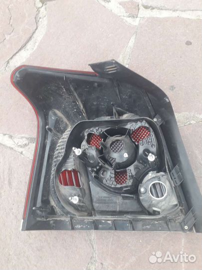 Фара задняя правая на тойоту Авенсис