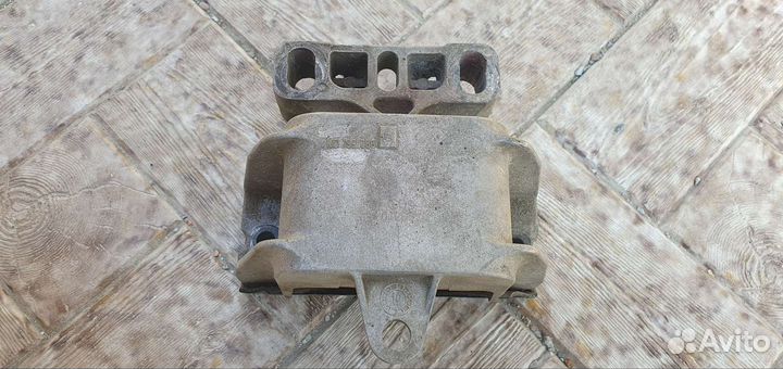 Подушка двигателя на vag