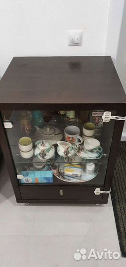 Комод со стеклянной витриной