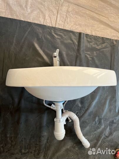 Раковина со смесителем новая для ванной