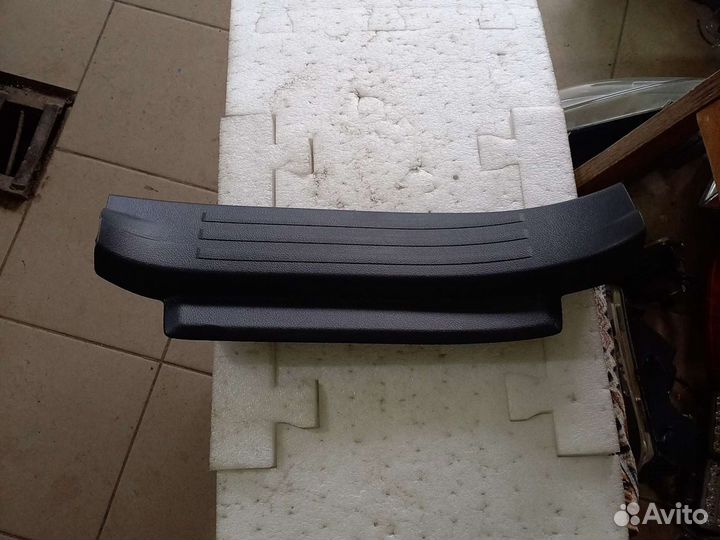 Накладка порога задняя левая Toyota Land-Cruiser