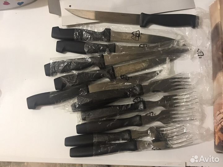 Набор ножей и вилок для компании и стейка