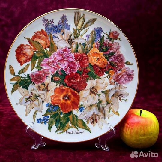 Фарфоровая тарелка